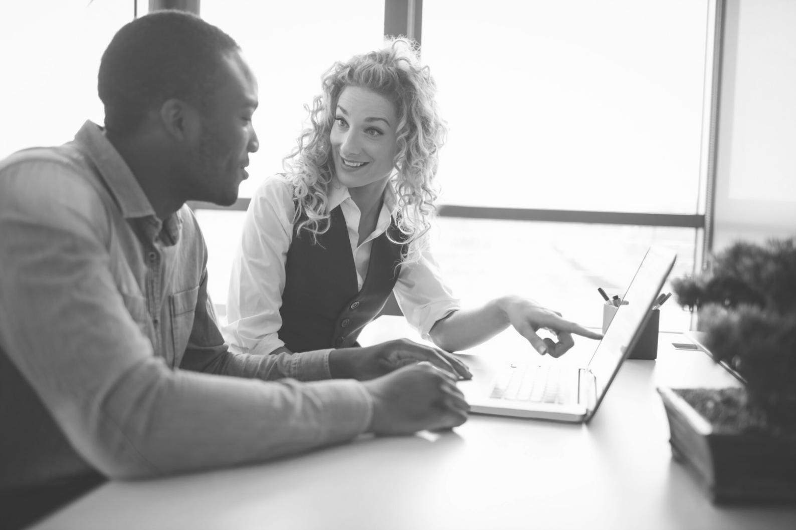 Persona analizando sus finanzas personales con enfoque reflexivo