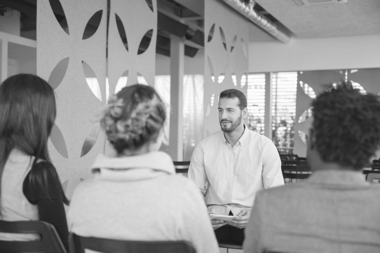 Ambiente de estudio y reflexión sobre hábitos financieros