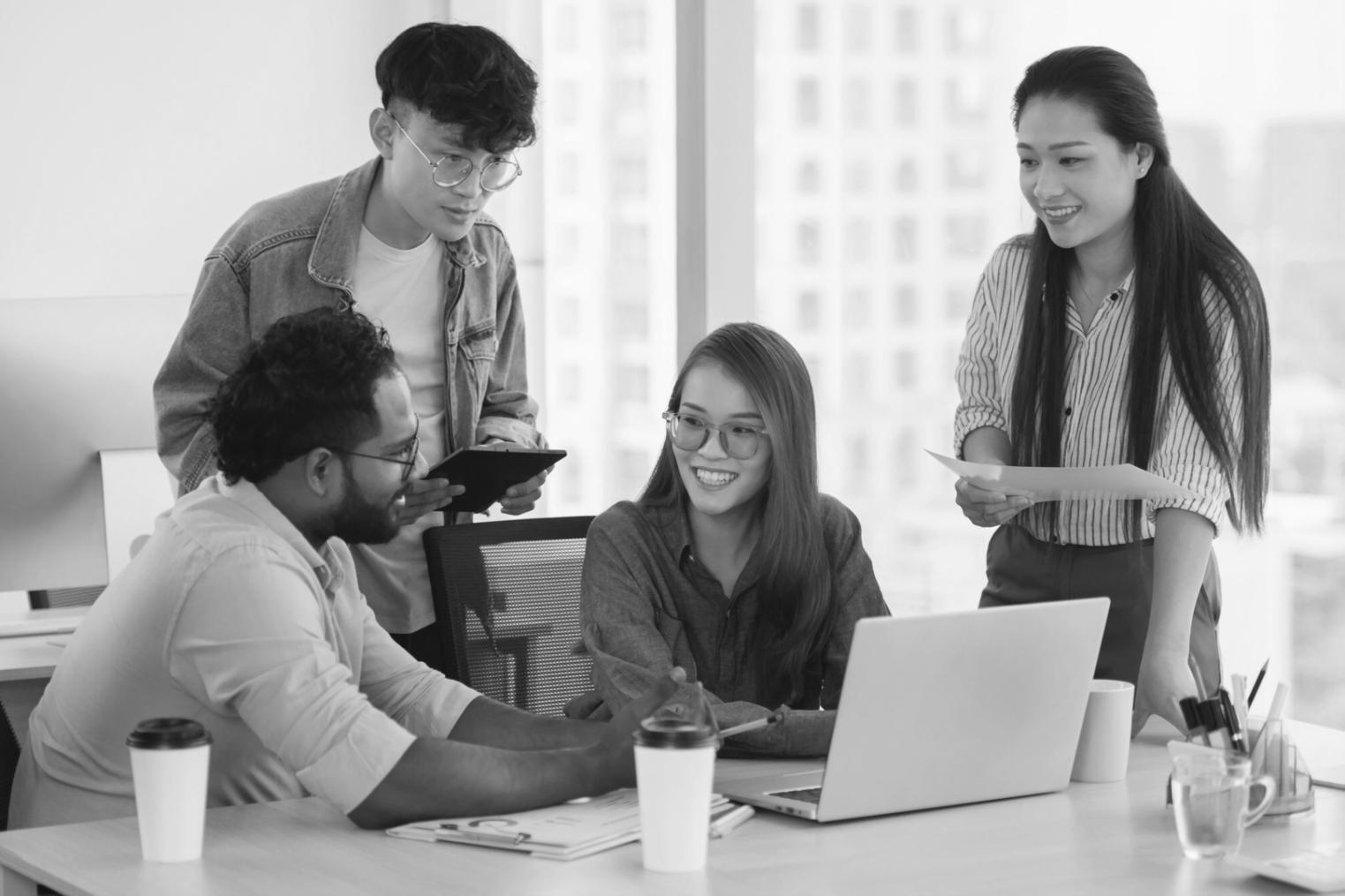 Persona analizando su relación emocional con las finanzas personales